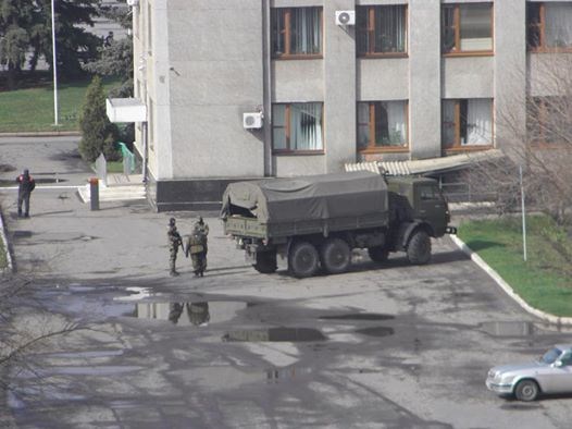 Захватчики Славянского горотдела милиции разрешили правоохранителям забрать личные вещи и оргтехнику. В городе замечена военная машина