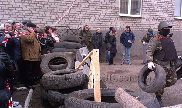 Шины, мешки с песком, деревянные щиты: вокруг Славянского горотдела милиции возводят баррикады