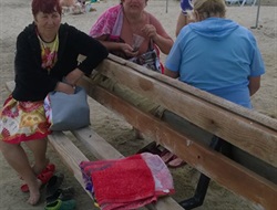 На замечание убрать за собой мусор на озере Рапное в Славянске, женщины крутили дули и ругались матом (НЕЦЕНЗУРНАЯ БРАНЬ)