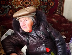 90-летняя жительница Славянска подрабатывает уличным музыкантом: у нее сгорел дом и мизерная пенсия