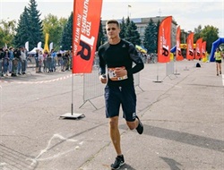 Полицейский в Краматорске обучает детвору игре в футбол: зачем ему это надо