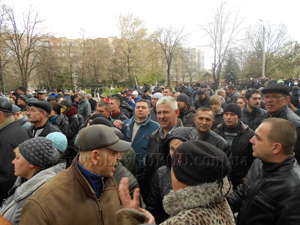 Жители Славянска собрались у здания Славянского горотдела милиции: люди скандируют «Россия» и высказываются против киевской власти