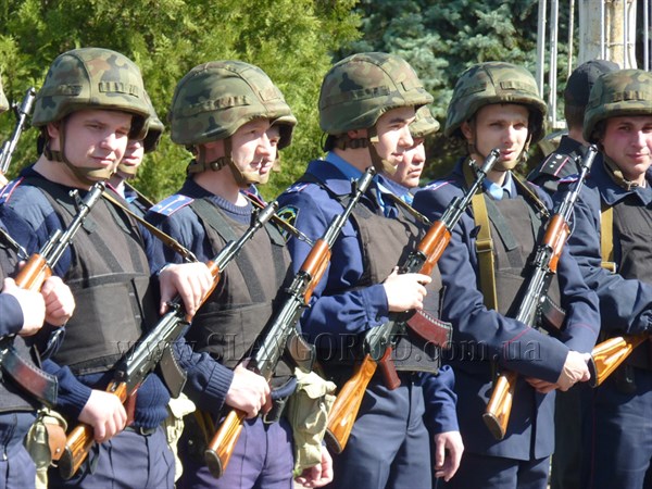 Каждую пятницу в Славянске на центральной площади будут проходить открытые инструктажи сотрудников милиции