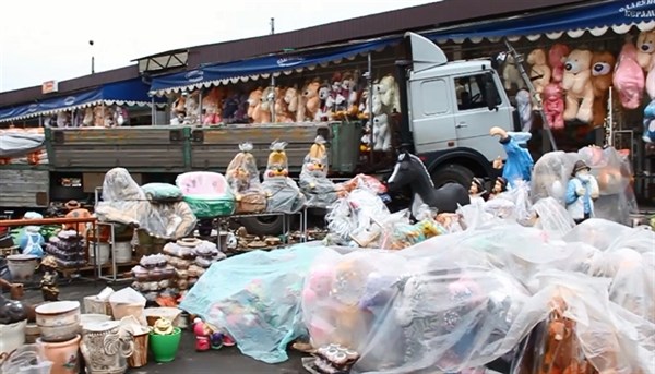 Забыл поставить на «ручник»: в Славянске грузовой автомобиль с цементом разгромил торговые палатки на рынке БЗС (ВИДЕО)