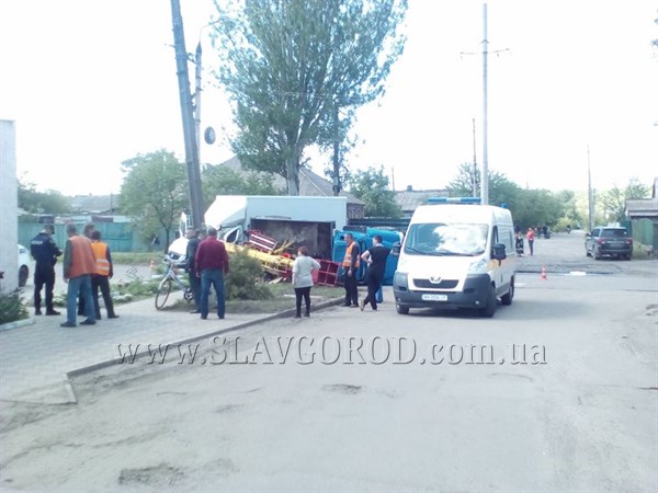 ДТП в Славянске: микроавтобус врезался в спецмашину, занимающуюся ремонтными работами