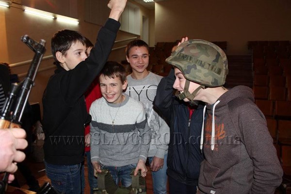 Славянские школьники примеряли форму полицейских и почувствовали тяжесть бронежилета
