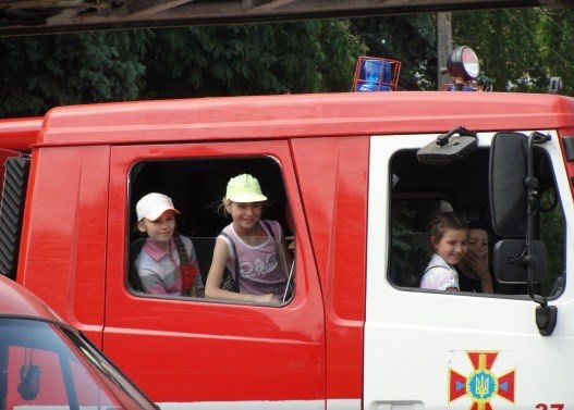 Детям Славянска показали технику для тушения пожаров и предотвращения ЧП 