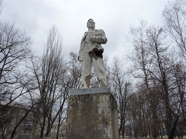 Активисты Славянска требуют демонтировать памятник революционеру Артему. По их мнению, он представляет опасность для жителей города