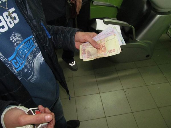 В Славянске полицейские обнаружили вора в парикмахерской, которую он намеревался обчистить