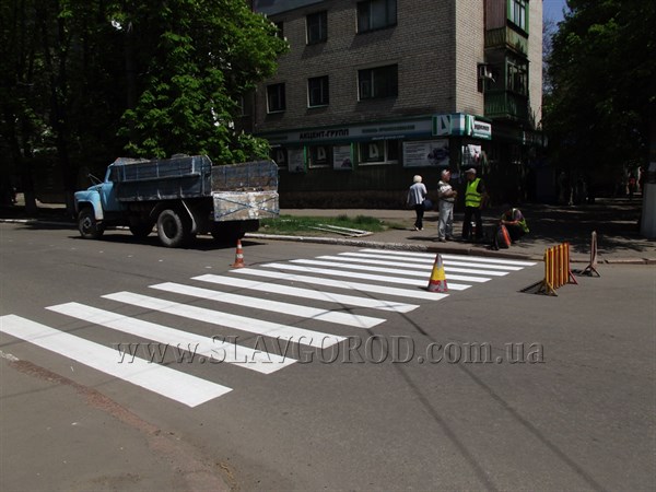 В Славянске обновляют пешеходные переходы