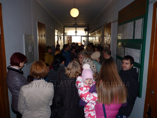 В горисполкоме Славянска образовалась огромная очередь переселенцев, желающих оформить помощь от Яценюка