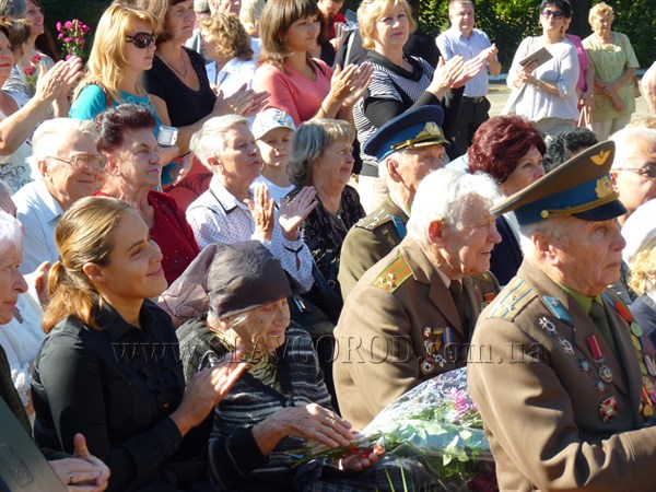 «Наши деды смогли восстановить Славянск, и мы сможем»: Наталья Королевская поздравила ветеранов Славянска и открыла памятный знак погибшим мирным жителям 