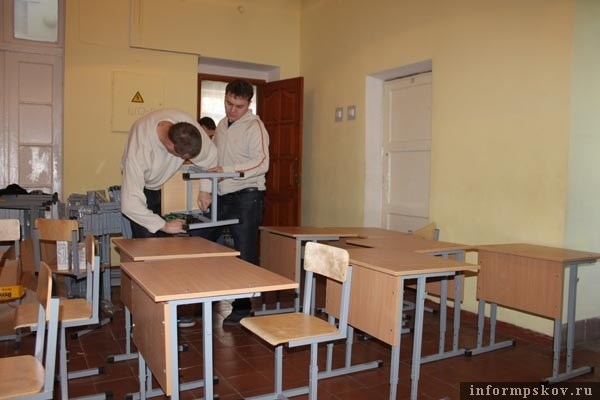 В 2014 году городские власти планируют установить вокруг двух школ Славянска  забор и обеспечат все младшие классы новыми досками