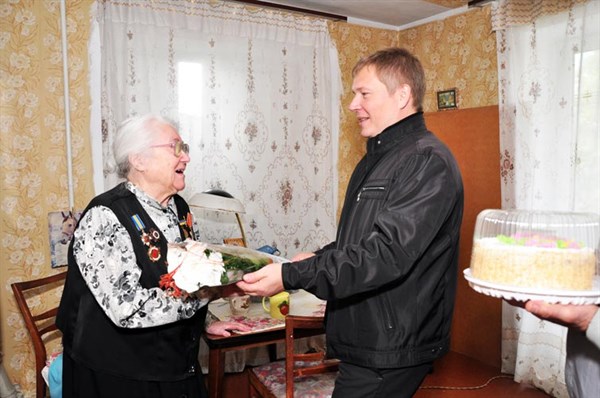 В Славянске  участников партизанского движения поздравили с праздником и вручили подарки