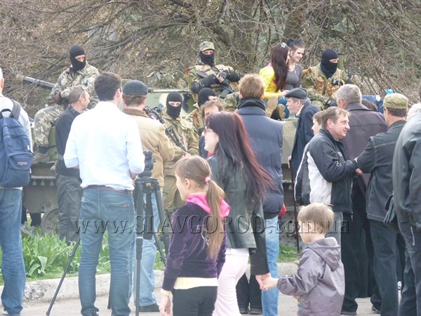 Фото на «аватарку»: жители Славянска позируют возле боевой техники с вооруженными людьми в камуфляже