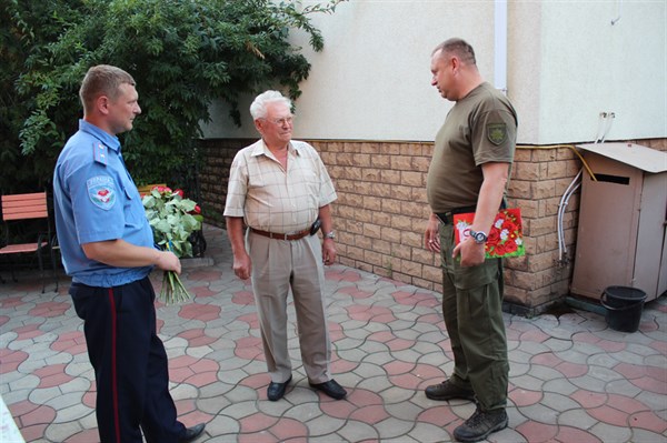 Славянские полицейские поздравили коллегу, бывшего милиционера с 80 – летним юбилеем