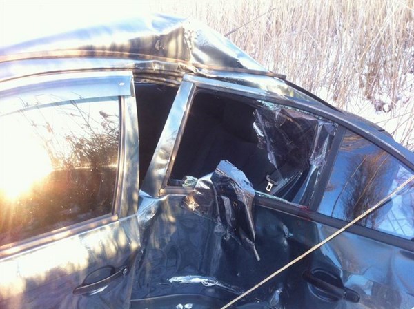 Из-за обледенения трассы на территории Славянского района автомобиль врезался в дерево