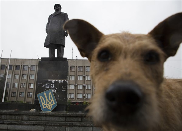 В Славянске предлагают стерилизовать животных за деньги от продажи памятника
