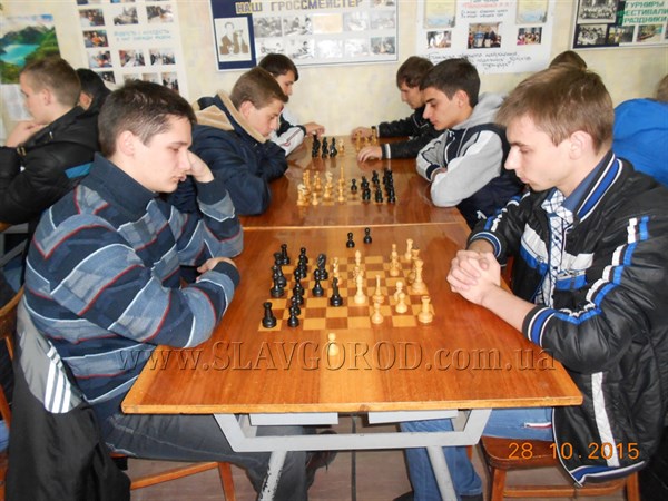 В Славянске студенты соревновались, кто лучше играет в шахматы