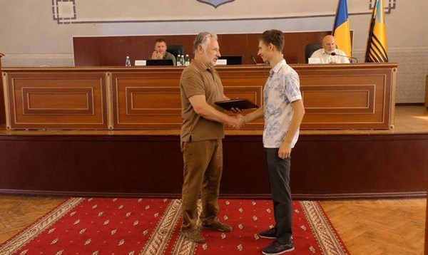 Выпускника Славянского педлицея, набравшего максимальные 200 балов по математике, поздравил губернатор Донецкой области