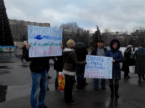 Жители Славянска организовали спонтанную акцию против незаконной вырубки леса и уничтожения животных
