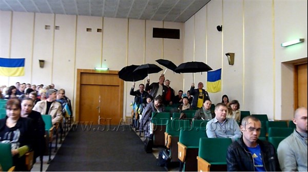 Общественность Славянска пришла на сессию  с зонтами, чтобы поддержать претендента в кресло секретаря горсовета депутата Олега Зонтова.  Новый секретарь уже готов выслушать первые наказы