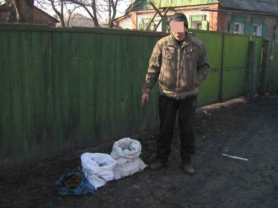 Не отходя от кассы: переселенец из Луганска, живущий в вагонах для беженцев на Ж/Д вокзале Славянска нашел способ заработать