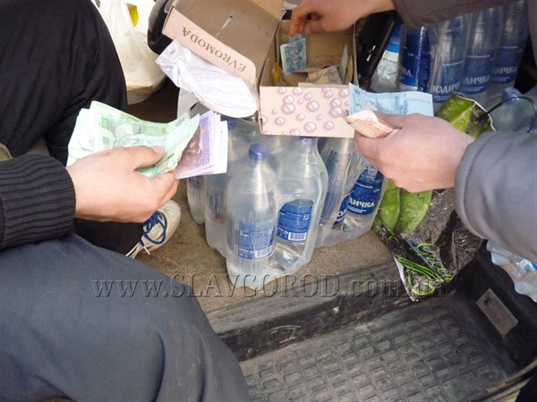 Собранные  в Славянске продукты и деньги для митингующих уехали в Донецк и будут переданы людям, захватившим здание СБУ