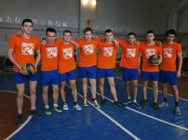 В Славянске школьники соревновались, кто лучше играет в волейбол