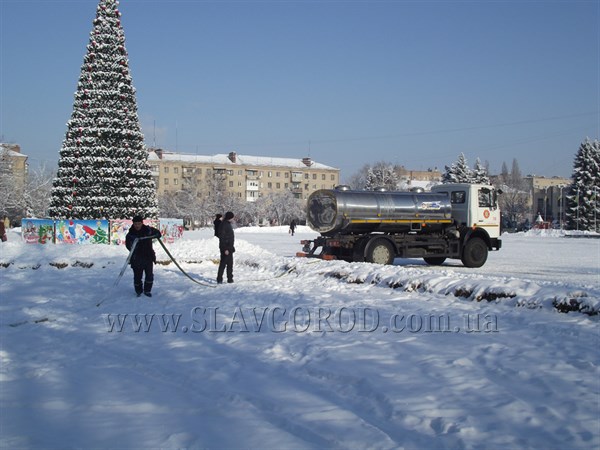 На центральной площади Славянска заливают каток