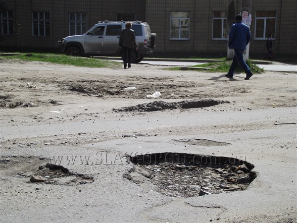 В Славянске обещают через месяц начать ремонт дорог