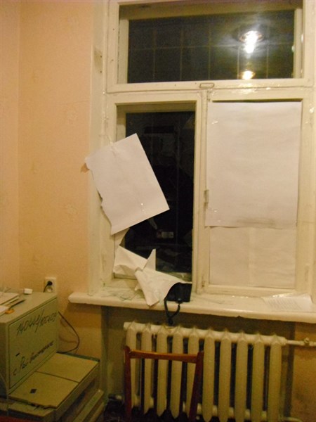 Славянская полиция проводит проверку по факту повреждения окна в помещении Районной избирательной комиссии (ФОТО)