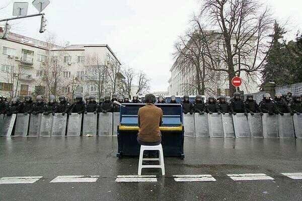 Жители Славянска услышат музыку  Революции: в город приезжает пиано - экстремист с Майдана