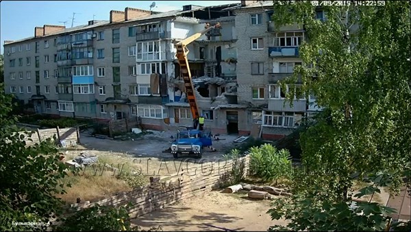 Год этого ждали: в Славянске  начались восстановительные работы  самой разрушенной многоэтажки