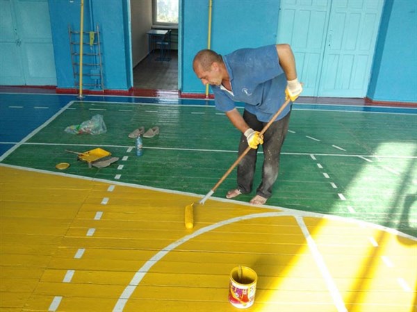 В Славянске переселенцы ремонтируют спортивные объекты города