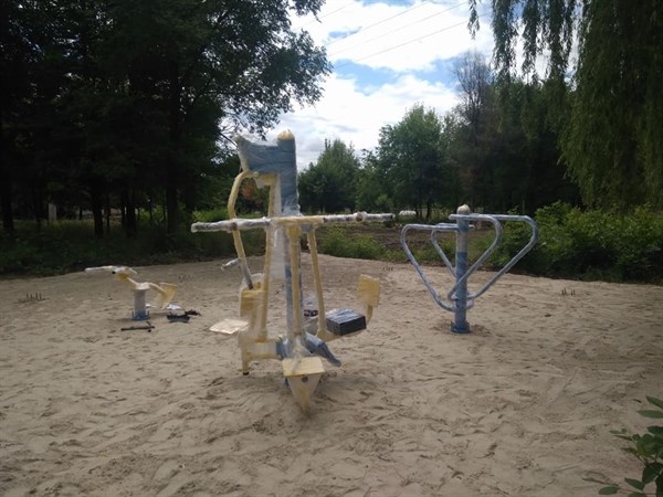 В Славянске появились тренажеры для занятий спортом в сквере Мрия