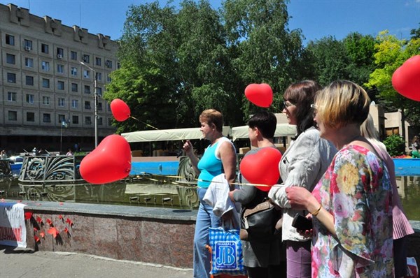 «Проинформирован – значит защищен». В Славянске прошла акция, посвященная памяти умерших от СПИДА