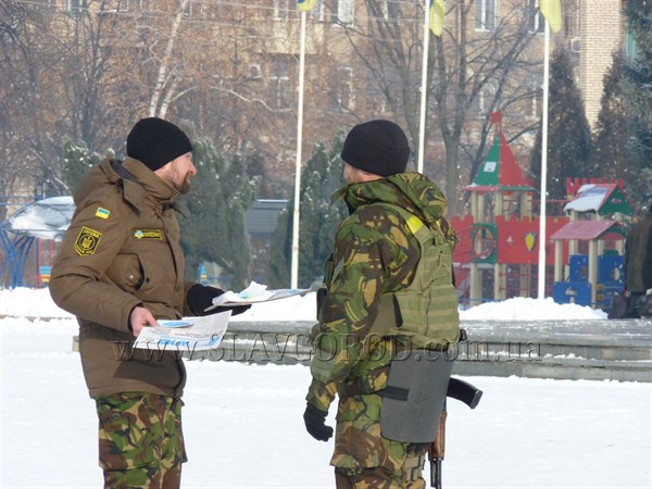 На центральной площади Славянска  военные делились полезной информацией