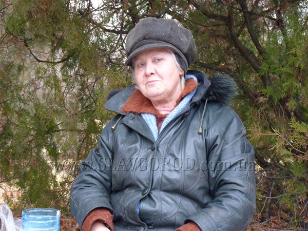 Пенсионерка из Краматорска уже более семи лет приезжает кормить бездомных животных в Славянск