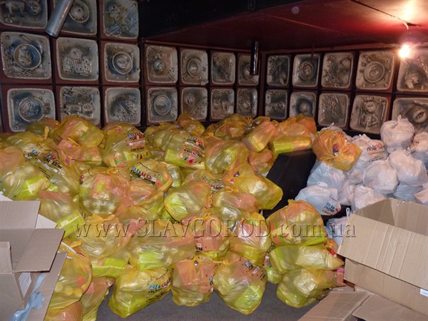 В Славянске выдают гуманитарку  от Рината Ахметова: 1500 продуктовых наборов планируют раздать за 2 дня