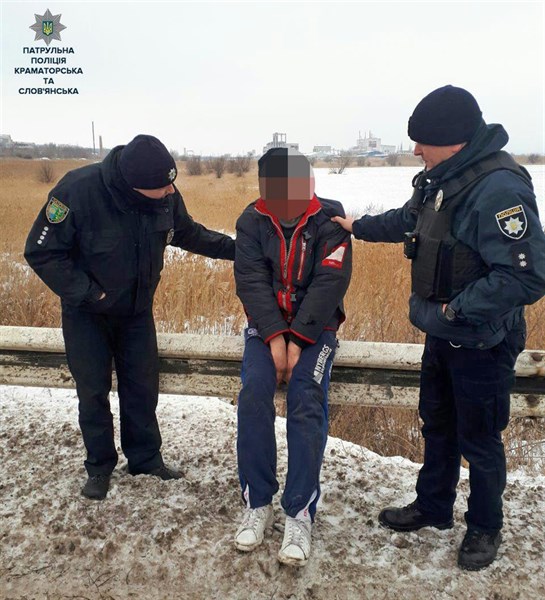 Полицейские Славянска на трассе нашли мужчину без сознания 