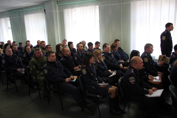 Генерал провел совещание с полицейскими Славянска и поставил ряд задач перед начальником горотдела