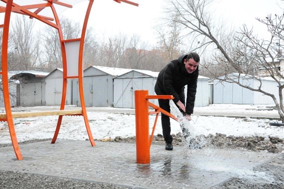В Славянске под новый год в городе появились бюветы технической воды и детские площадки