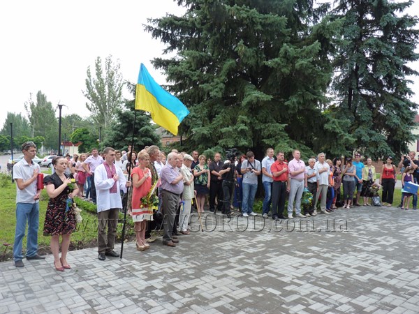 В Славянске состоялся митинг, приуроченный ко Дню конституции Украины (Фоторепортаж)