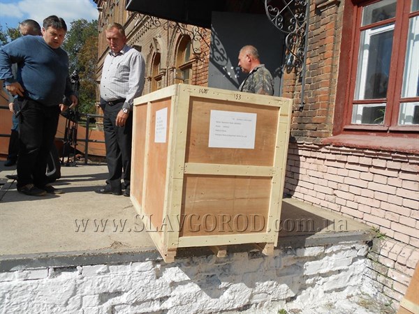  Из Ровно в Славянск  привезли новый многофункциональный  операционный стол и 20 тонн картошки
