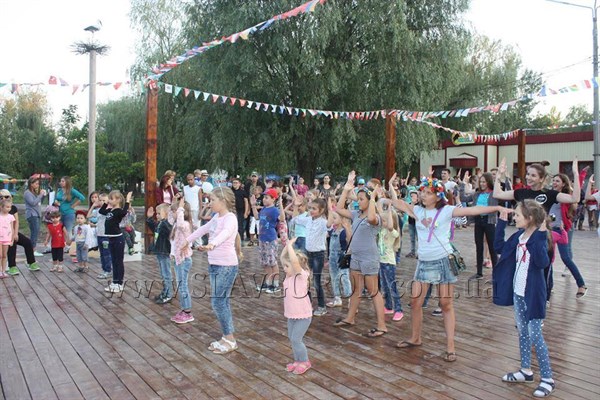 В Славянске появилась танцевальная площадка в парке Шелковичном
