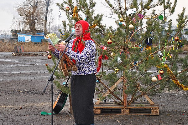 На блокпостах под Славянском нарядили елки и организовали концерты. (Фото)