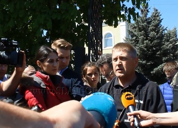 Вопрос-ответ: лидер народного ополчения Славянска рассказал журналистам о блокировании города украинской армией и о задержании иностранных военных