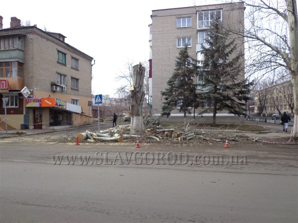 Мы строили, строили и наконец... Ремонт улицы Свободы в Славянске продолжается, коммунальники начали вырубку тополей