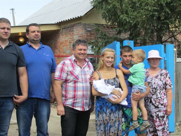 Молодой семье под Славянском восстановили разрушенный в ходе боев дом 